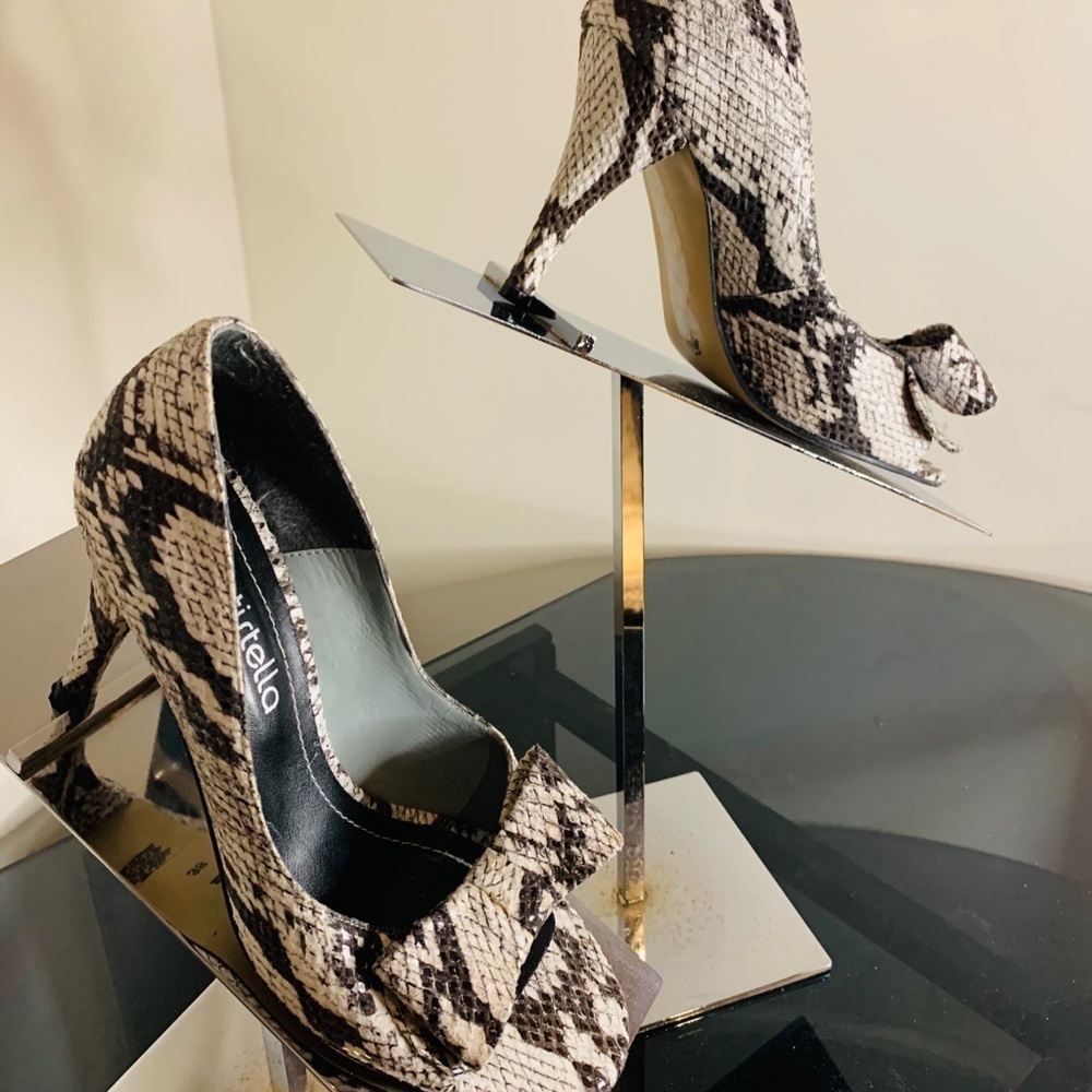 S49- 💲💲SALE💲💲 Batistello snake skin pumps size 8